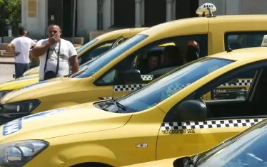 Такситата ще сменят три пъти стикерите с тарифите си 