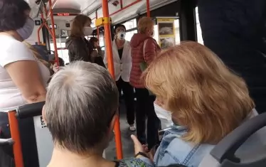 Автобусите у нас останаха ахилесова пета  - с маски или без, хората пътуват нагъсто, често един върху друг.