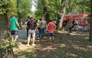 Друга част от опашката за билети пред "Българска армия".