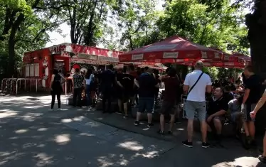 В заведението пред касата на "Българска армия" също бе претъпкано с фенове.
