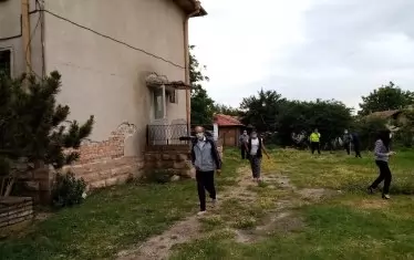 Искаме да ви наложим карантина, но нямаме желание, защото ни е страх - това каза властта на хората от шуменското село Изгрев. 