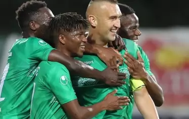 Мартин Камбуров (с капитанската лента) получава поздравления след гол №231 в елитната ни група, отбелязан срещу "Черно море".
