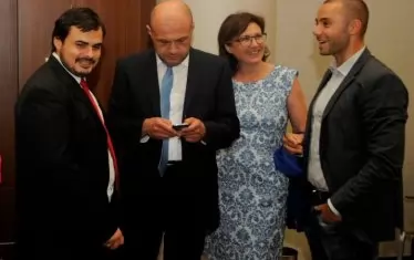 Александър Ненков, Румяна Бъчварова и Томислав Дончев (от ляво надясно) от ГЕРБ заедно с Петър Николов-Зиков от прохождащия Институт за дясна политика през 2014 г.