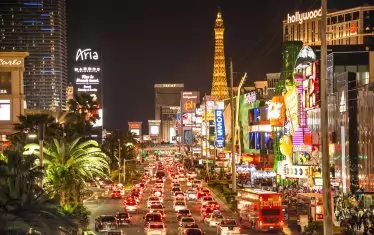 Направете кратък виртуален полет над Лас Вегас, Атлантик Сити или Макао – ще видите огромна индустрия, с инвестиции за трилиони, годишни печалби в милиарди долари, със заети милиони високо платен персонал, стотици милиони посетители.