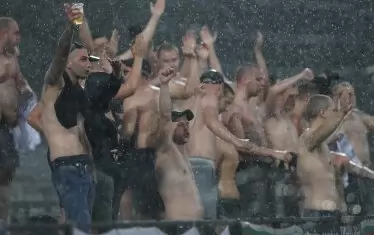 Няма и час след дербито на националния стадион, в Пловдив започна мачът "Локомотив" (Пд) - "Славия", на който дори дъждът не раздели феновете в агитките. Но това остана незабелязано, тъй като фокусът явно бе върху другия мач.