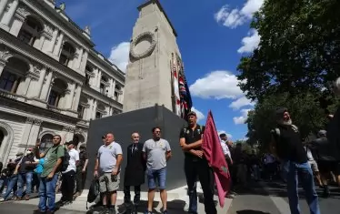 Защитници на историческите символи на Великобритания са обградили военния мемориал Сенотаф в Лондон, за да го предпазят от евентуална атака на привърженици на движението Black lives matter.