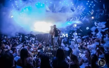  В чалга дискотеката купонът тече стремглаво, летят салфетки.