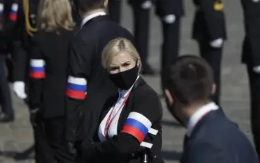 Официални лица пристигат с предпазни маски за церемонията.