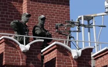 За сигурността се грижиха и снайперисти по околните покриви.