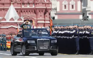 Руският военен министър Сергей Шойгу приема парада.