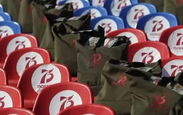 За зрителите на парада бяха предвидени и юбилейни сувенири.