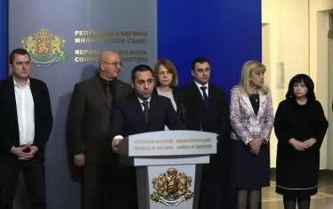 Първоначално институциите си прехвърляха горещия картоф и загубиха ценно време. Координацията се подобри след лична намеса на премиера. 