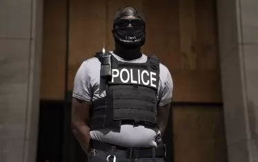 Част от протестната вълна в Америка е и ропотът срещу изобразяването на полицията в киното, телевизията и новините.