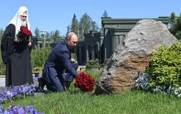 В Деня на паметта и скръбта Путин почете загиналите през войната