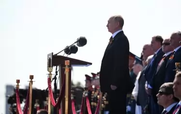 Владимир Путин държи реч по време на парада.