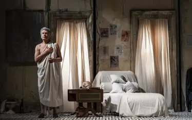 Играещият директор в ролята на философа Дени Дидро от "Развратникът" на Е. Е. Шмит.