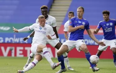 Халфът на "Челси" Рос Баркли (вляво) бележи единствения гол в мача срещу "Лестър".