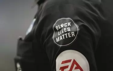 Реферите в мача също носиха логото на Black Lives Matter.