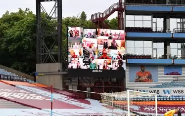 На тв екран на стадиона бе пускана картина от десетки фенове, наблюдаващи мача по телевизията в домовете си.
