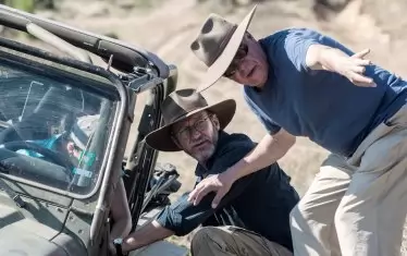 Общото мнение е, че субсидии трябва да се дават на доказани режисьори. Но и то не е панацея – след хитовете си от 80-те "Господин за един ден", "Да обичаш на инат" и "Маргарит и Маргарита", Николай Волев засне откровено слаби филми като "Извън пътя" (на снимката) и "Огледалото на дявола".