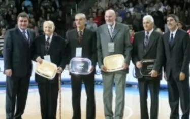 Божидар Такев (вляво) по време на награждаване на славни ветерани на "Академик" по случай 60-годишнината на студентското спортно дружество.