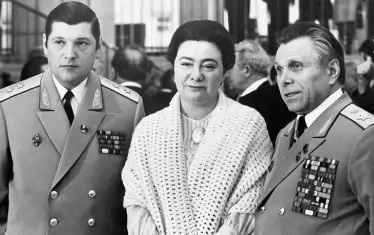 Вътрешният министър Николай Щелоков (вдясно) и заместникът му Юлий Чурбанов (на снимката е и дъщерята на генералния секретар на КПСС Леонид Брежнев – Галина) се срещат лично с криминалните "авторитети", за да ги убедят да кротуват по време на олимпиадата.