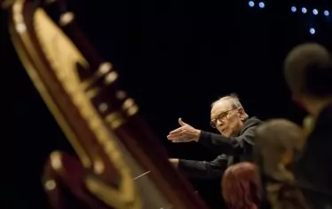 Енио Мориконе дирижира в зала "Арена Армеец".