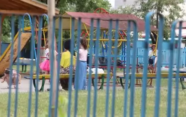 Родители протестират заради забавени компенсации на деца