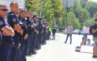  Призивите за радикализиране на протеста чрез окупация на НС бе толкова неадекватен, колкото претенциите на "Левски" и ЦСКА към шампионската титла.