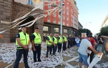  После сигналите станаха разнопосочни - хем имаше призиви за блокиране на НС, хем имаше пърформанс с тоалетна хартия и пъдпъдъчи яйца.