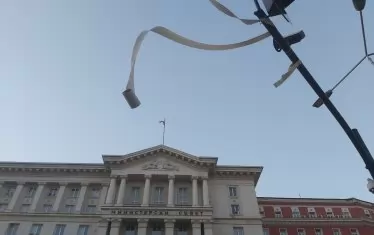 Хвърлените от протестиращите рула тоалетна хартия не стигнаха, за да бъде изчистена мръсотията в Министерски съвет.