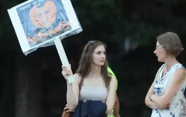 Протестиращите издигат красноречиви плакати.