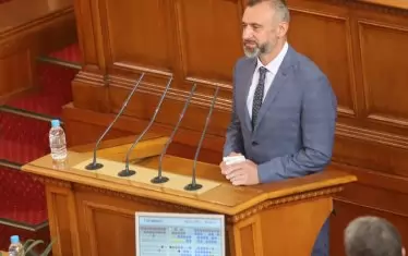 Депутатът Калин Вельов в парламента: да си купиш фабрика на 8 септември.
