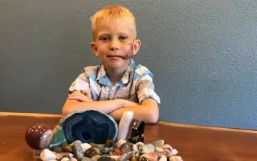  Малкият герой събира камъни. 