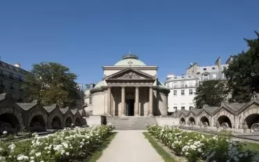  Параклисът, построен от Луи XVIII в памет на брат му Луи XVI и Мария Антоанета, гилотинирани през 1793 г.