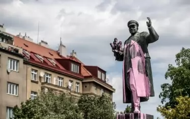 Статуята на ген. Конев в Прага, вече демонтирана.