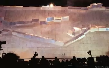 Символичната стена от стиропор, която бе разрушена на "Потсдамер плац" през юли 1990 г.