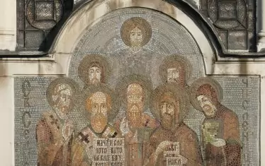 Мозайката със Св. Седмочисленици над централния вход на църквата 