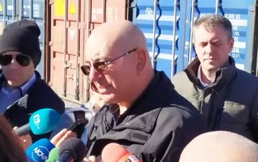 Министърът на екологията Емил Димитров се раздели с един от заместниците си заради боклука