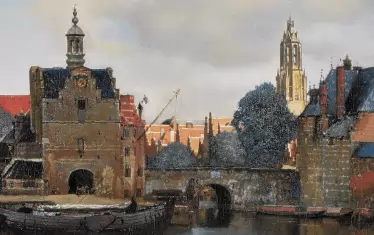  Вляво - часовникът, вдясно - Кулата на Новата църква. 