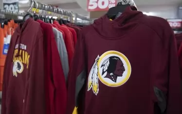 Редица търговски вериги заплашиха, че ще спрат да продават артикули с клубните символи на "червенокожите".