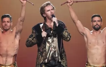  Дан Стивънс в ролята на руската звезда Александър Лемтов. 