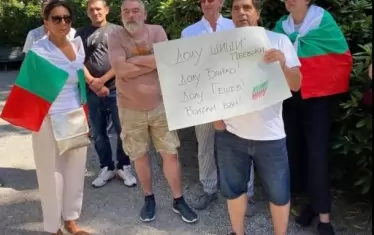  Протест на българи в Стокхолм. "Всички вън!". 