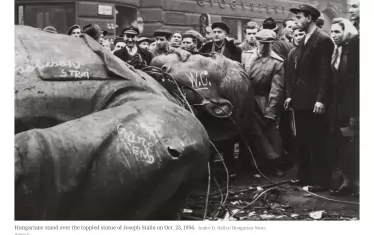 Съборен паметник на Сталин по време на Унгарските събития през 1956 г.