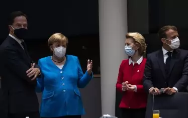  Пестеливият Рюте заедно с Ангела Меркел, Урсула фон дер Лайен и Емануел Макрон в  Брюксел. Германските фирми са най-големите нетни получатели на трансфери на доход от Източна Европа. Най-голям платец на доход към Стара Европа е Полша.