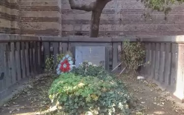 Гробът на Петко Каравелов зад църквата "Св. Седмочисленици". 