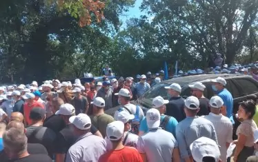  Мъжете с белите шапки