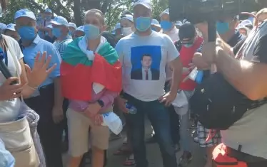  Младеж от ДПС охранява Доган с фланелка с образа на Пеевски