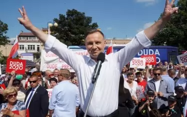 Анджей Дуда остава президент на Полша