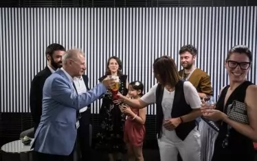  Екипът полива победата.